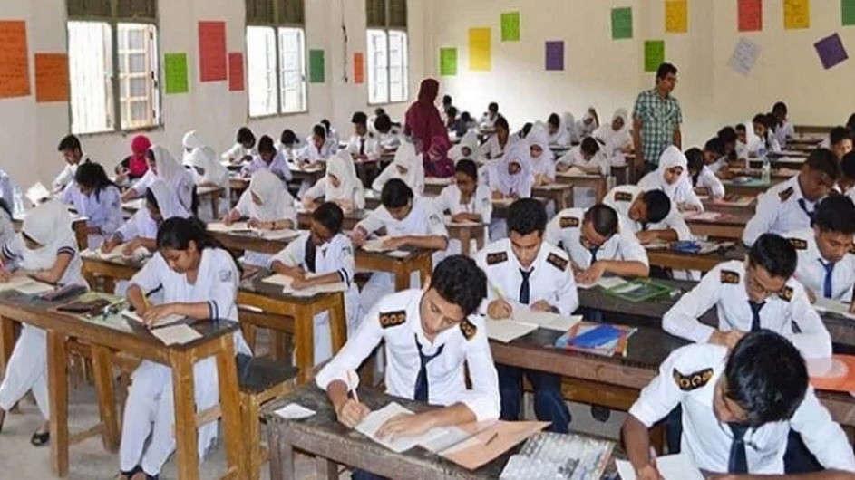 সকাল সাড়ে ৮টা থেকে কেন্দ্রে ঢুকতে পারবেন ঢাকা বোর্ডের এইচএসসি পরীক্ষার্থীরা