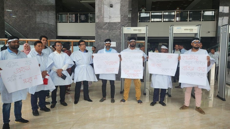 কাফনের কাপড় পরে এনবিআরে ফের কলম বিরতি