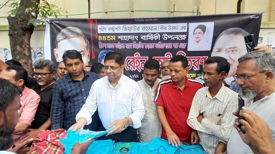 ধানমন্ডিতে বৃষ্টি থেকে রক্ষায় রিকশাচালকদের মাঝে রেইনকোট বিতরণ