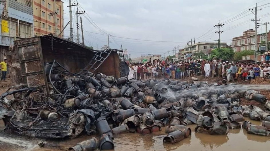 ২শ সিলিন্ডারসহ উল্টে গেল ট্রাক, একের পর এক বিস্ফোরণ