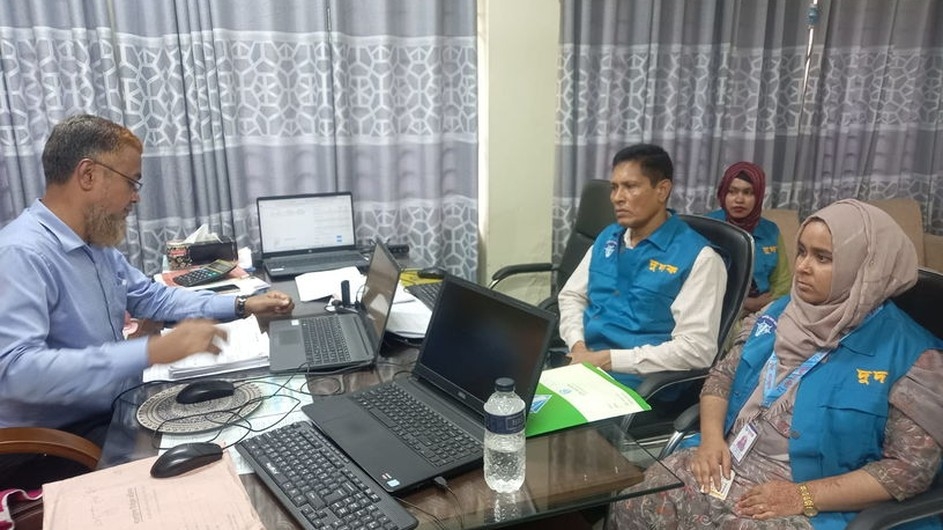 নওগাঁয় ছদ্মবেশে নির্বাচন কার্যালয়ে দুদকের হানা