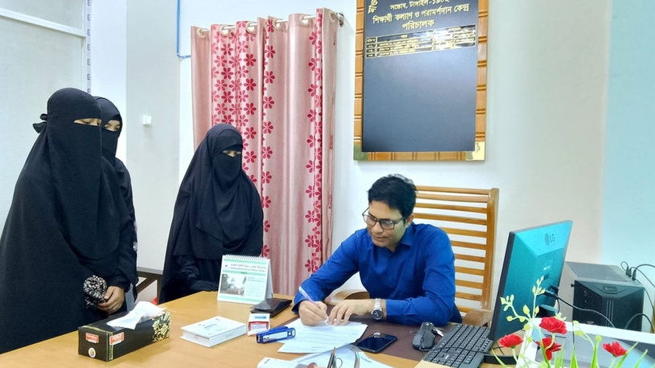 মাভাবিপ্রবিতে পর্দা কর্ণার স্থাপনের দাবি নিয়ে ভোগান্তিতে নারী শিক্ষার্থীরা