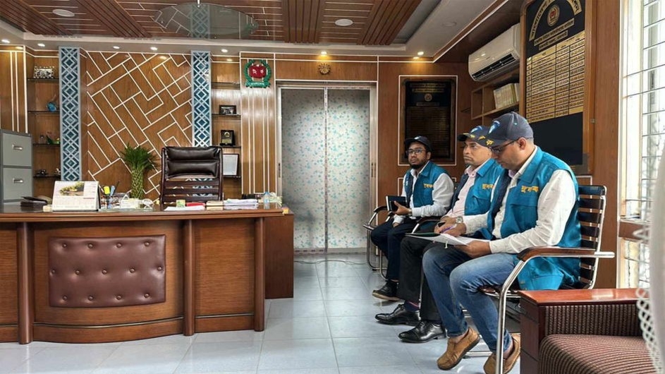 একযোগে দেশের ১৩ জেলা নির্বাচন অফিসে দুদকের হানা