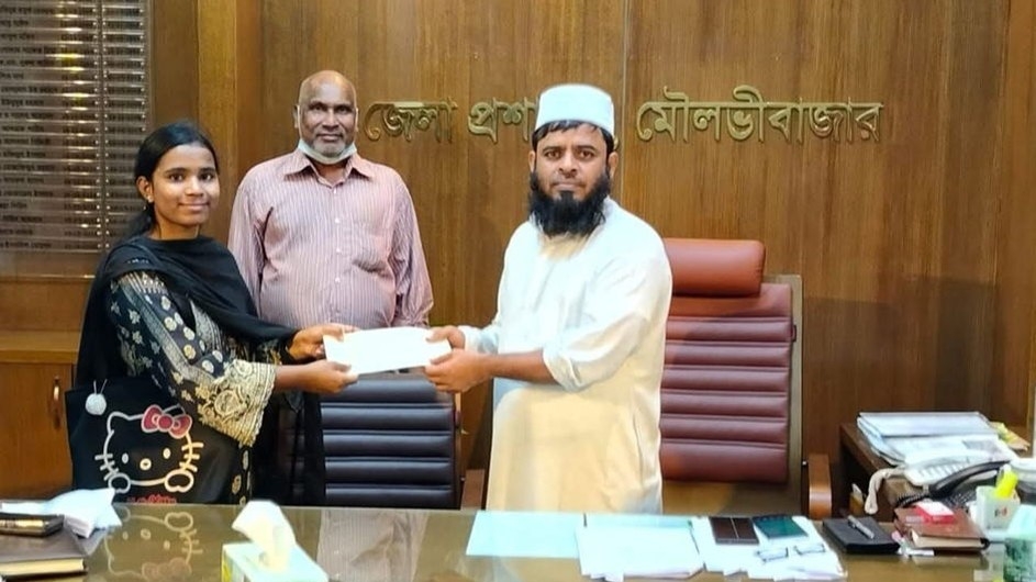 চা-বাগানে বেড়ে ওঠা মেধাবী ছাত্রীকে সংবর্ধনা