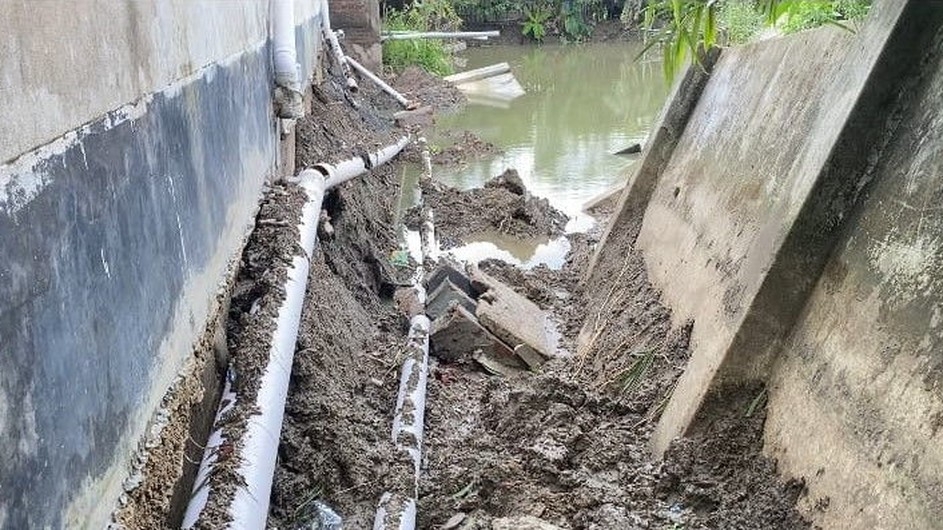 নোয়াখালীতে প্রতিবেশির সীমানা প্রাচীর ঘেঁষে পুকুর খনন, হুমকির মুখে কোটি টাকার পাকা বাড়ি