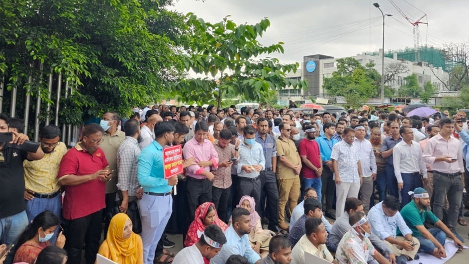 আজও অবরুদ্ধ এনবিআর, প্রধান ফটকের সামনে কমপ্লিট শাটডাউন কর্মসূচি