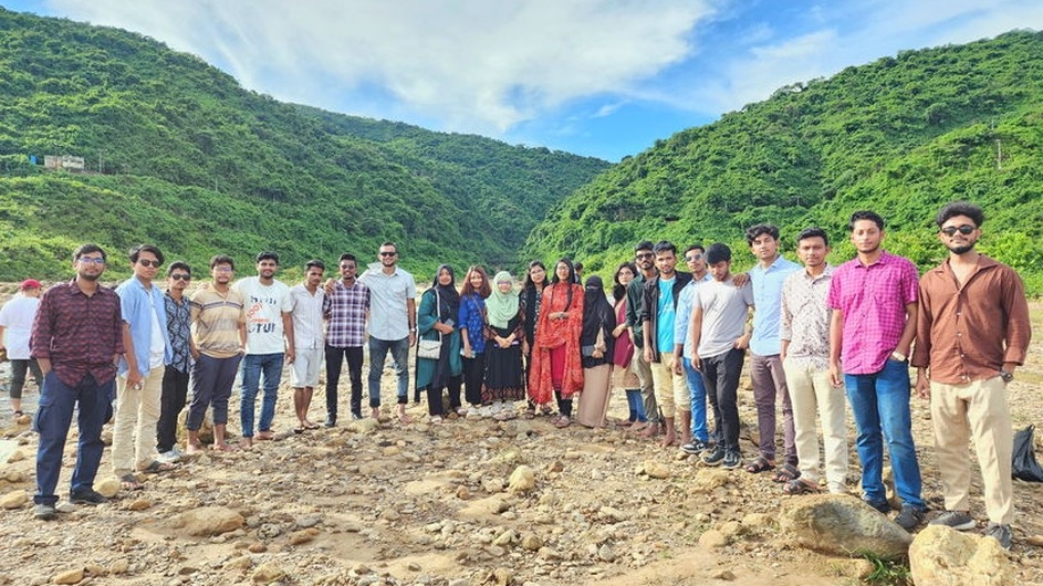 পরিবেশ সচেতনতার বার্তা নিয়ে হাওরের সৌন্দর্য উপভোগ