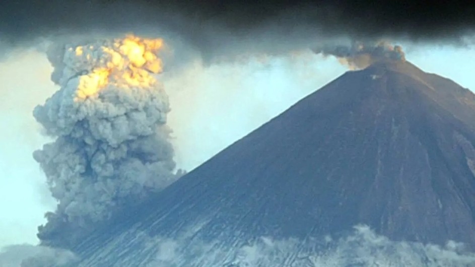 ভূমিকম্পের পর সক্রিয় আগ্নেয়গিরি, ছাইয়ে ঢেকে গেছে আকাশ