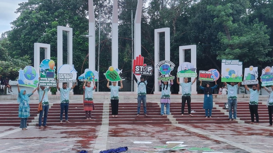 নবায়নযোগ্য জ্বালানির দাবিতে কেন্দ্রীয় শহীদ মিনারে মানব ভাস্কর্য ও পথনাট্য