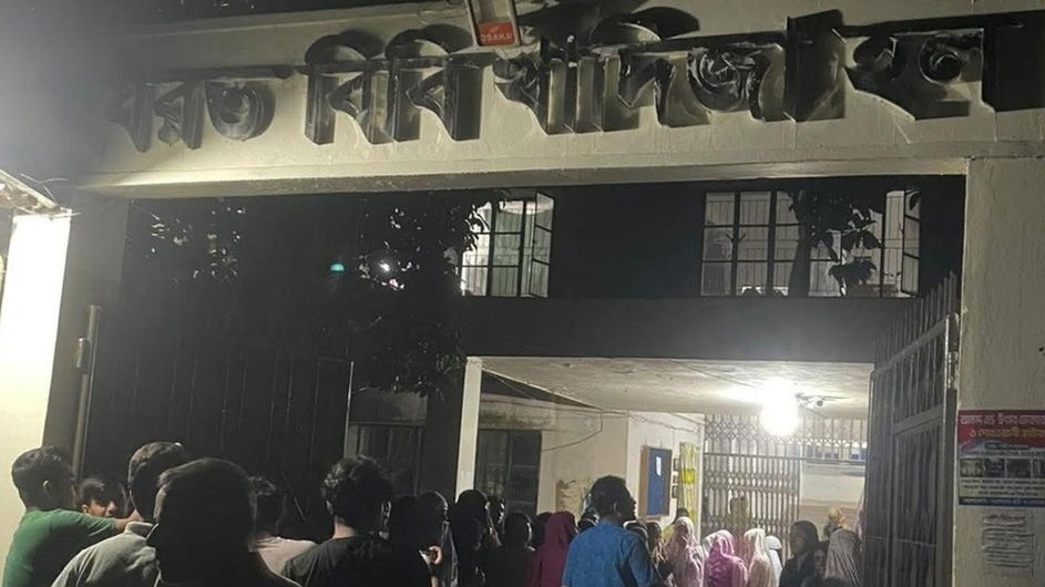 ছাত্রী হলে পুরুষ স্টাফের তল্লাশিতে ছাত্রীদের ক্ষোভ, প্রভোস্ট বললেন সতর্ক করা হবে