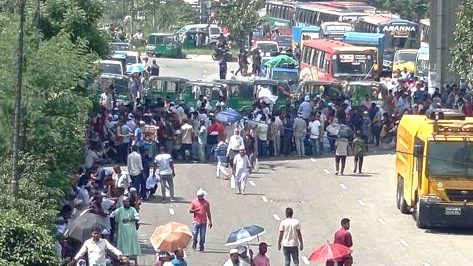 দাবি আদায় না হওয়া পর্যন্ত সড়ক ছাড়বেন না সিএনজি চালকরা