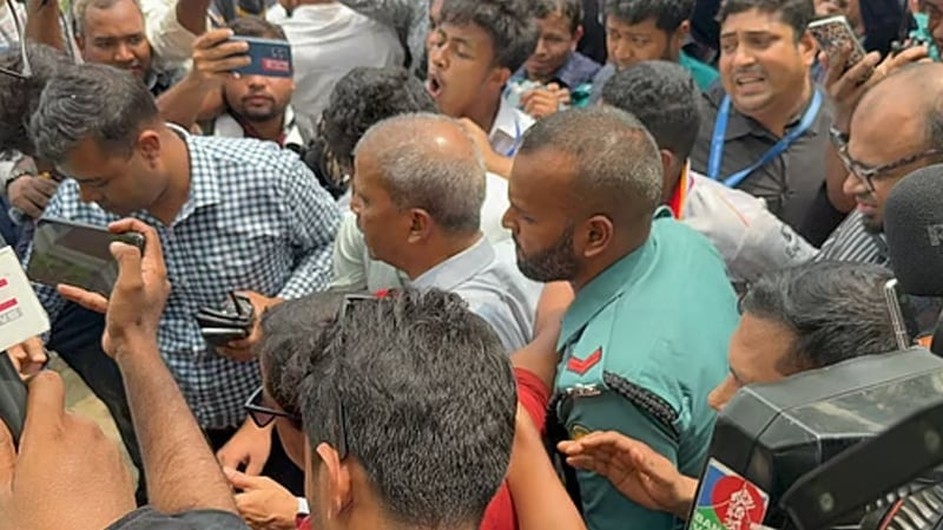 ৯ ঘণ্টা পর পুলিশ পাহারায় মাইলস্টোন ছাড়লেন দুই উপদেষ্টা