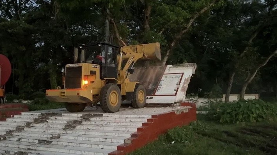 শেখ মুজিবুর রহমানের ম‍্যুরাল গুডিয়ে দিয়েছে ছাত্র-জনতা