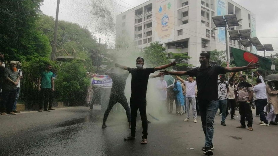 কাকরাইলে চাকরিচ্যুত বিডিআর সদস্যদের ছত্রভঙ্গে জলকামান-সাউন্ড গ্রেনেড