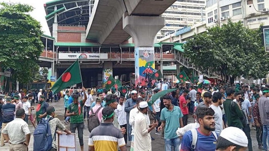 ‘অন্তর্বর্তী সরকার, জুলাই সনদ দরকার’ – স্লোগান দিয়ে শাহবাগ অবরোধ