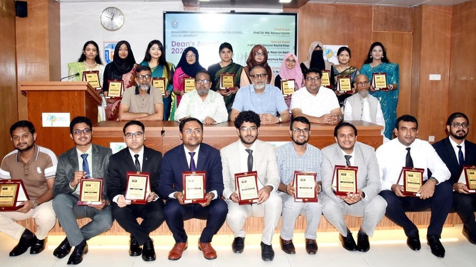 খুবির ব্যবস্থাপনা ও ব্যবসায় প্রশাসন স্কুলের ২২ শিক্ষার্থী পেলেন ডিন’স অ্যাওয়ার্ড