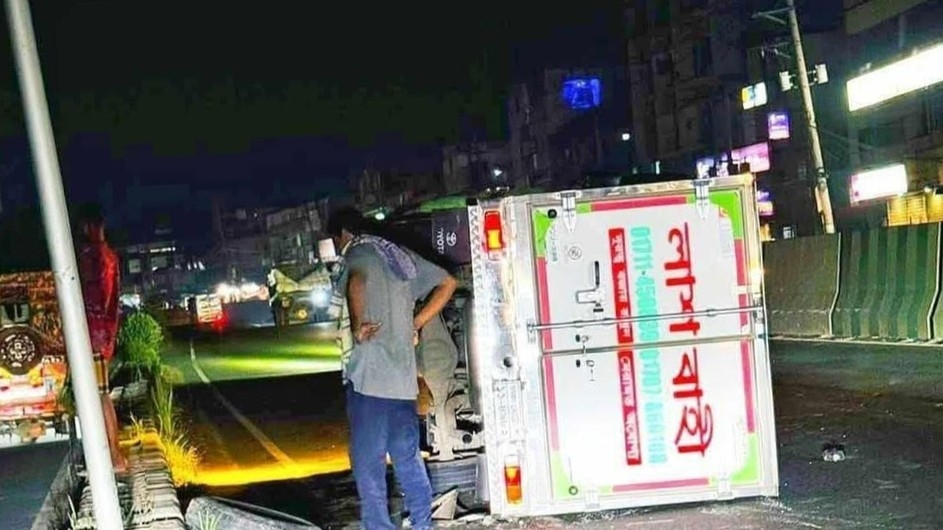 তানভীরের মরদেহ বাড়ি নেওয়ার পথে উল্টে যায় ফ্রিজার ভ্যান