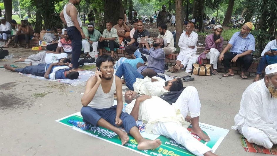 ভ্যাপসা গরমে স্বস্তির খোঁজে রমনা পার্কে হাজার হাজার নেতাকর্মী