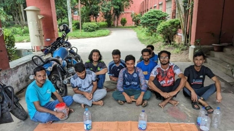 খাবার পানির সংকট: চবিতে খালি বোতল হাতে শিক্ষার্থীদের বিক্ষোভ