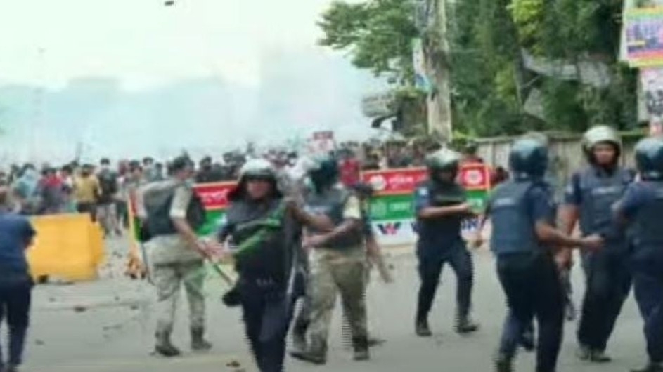 দেশীয় অস্ত্রসহ পুলিশের ওপর ছাত্রলীগের হামলা, সংঘর্ষ চলছে