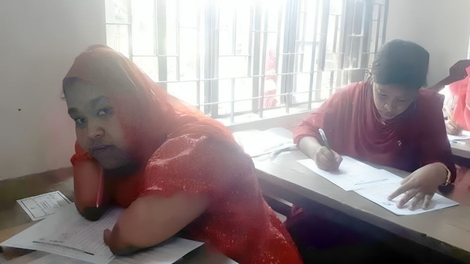 মুখ দিয়ে লিখে এসএসসিতে জিপিএ-৫ পেল লিতুন জিরা