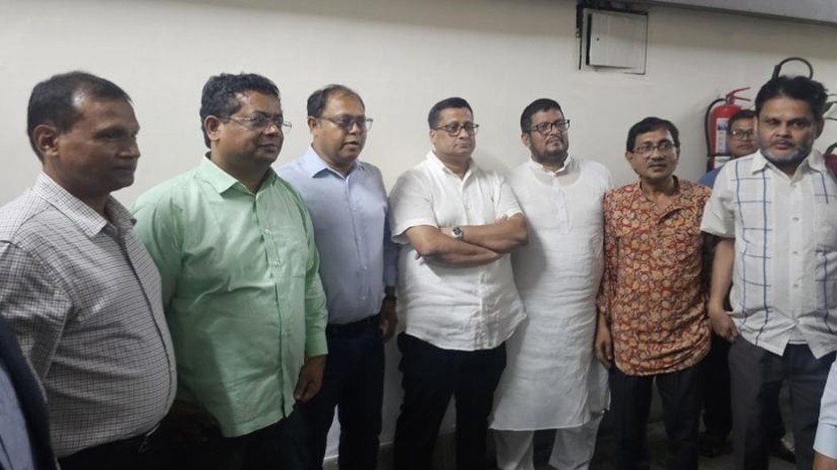 ঢাবিতে ‘ফ্যাসিবাদের দোসর’ শিক্ষকদের বিরুদ্ধে মামলার দাবি সাদা দলের