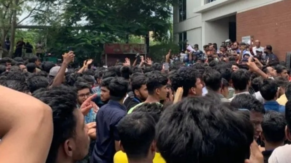 মাইলস্টোন শিক্ষার্থীদের সাথে পুলিশের ধাওয়া-পাল্টা ধাওয়া, আহত ৩ শিক্ষার্থী