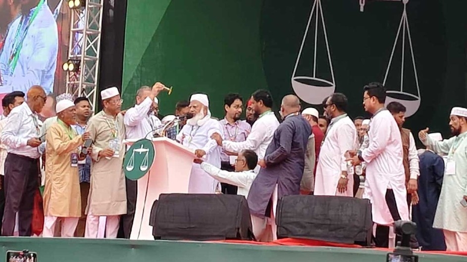 মঞ্চে অসুস্থ হয়ে পড়ে গেলেন জামায়াত আমির