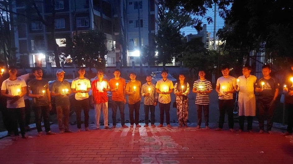 মাইলস্টোন স্কুল এন্ড কলেজে বিমান বিধ্বস্তে নিহতের স্মরনে মোমবাতি প্রজ্বলন