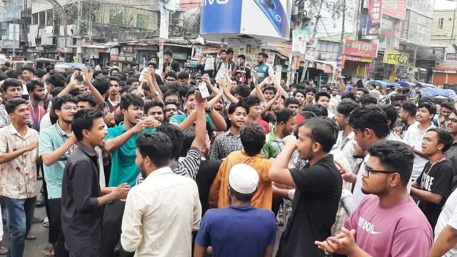 নিহতদের তথ্য প্রকাশসহ শিক্ষা উপদেষ্টার পদত্যাগ দাবিতে বিক্ষোভ