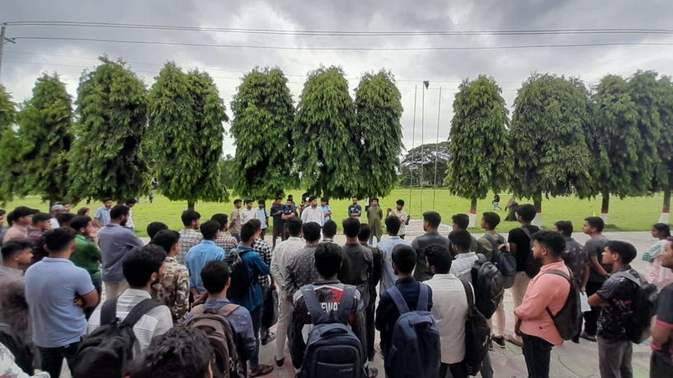 অ্যাম্বুলেন্সের দাবিতে জাবিপ্রবিতে মানববন্ধন: ৭ দিনের আল্টিমেটাম