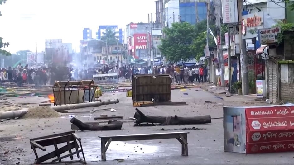 গোপালগঞ্জে পুলিশের ওপর হামলা ও গাড়ি ভাঙচুরের ঘটনায় মামলা, আসামি ৪৭৫ জন