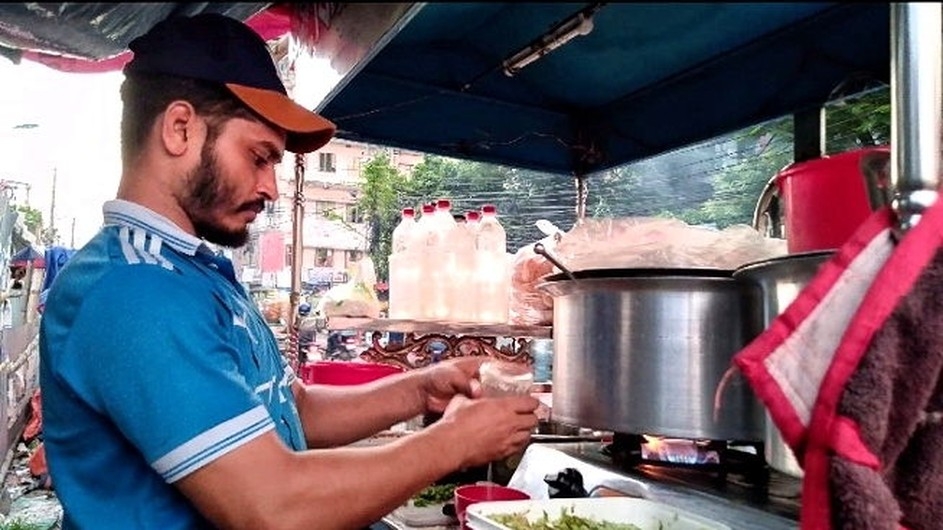 বাবাকে হারিয়েও দমেননি রাজশাহী কলেজ শিক্ষার্থী মোহাম্মদ আলী, সামলাচ্ছেন পরিবার ও লেখাপড়া
