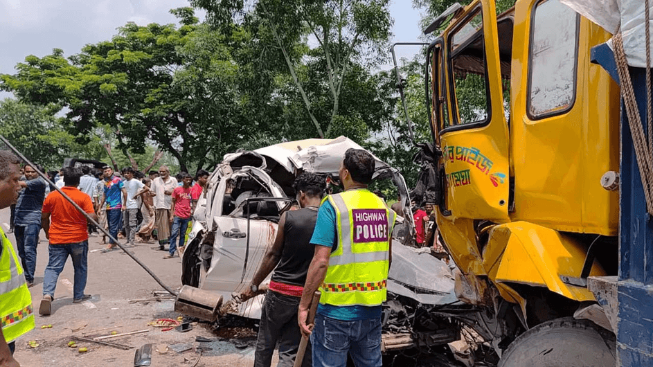 নাটোরে ট্রাক-মাইক্রোবাস সংঘর্ষে ৬ জন নিহত