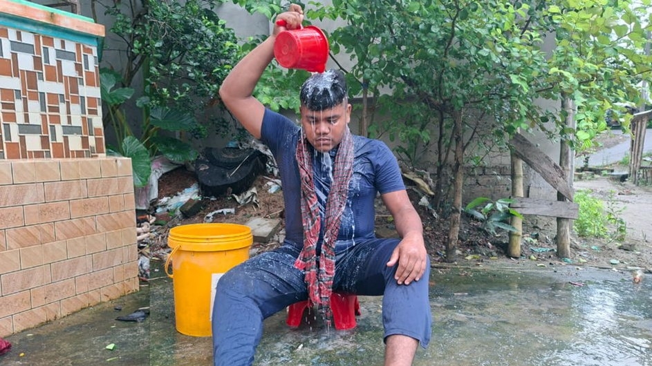 গোপালগঞ্জে দুধ দিয়ে গোসল করে ছাত্রলীগ নেতার পদত্যাগ