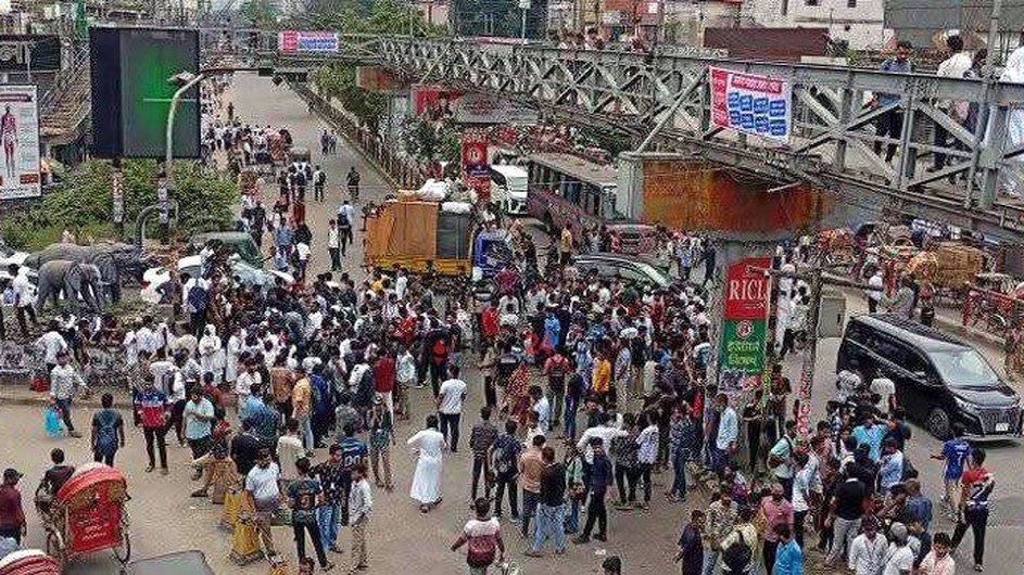শিক্ষা উপদেষ্টা ও সচিবের পদত্যাগ দাবিতে সায়েন্সল্যাব মোড় অবরোধ