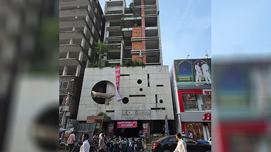 আ. লীগের কেন্দ্রীয় অফিস দখল, চলছে পরিষ্কার-পরিচ্ছন্নতার কাজ