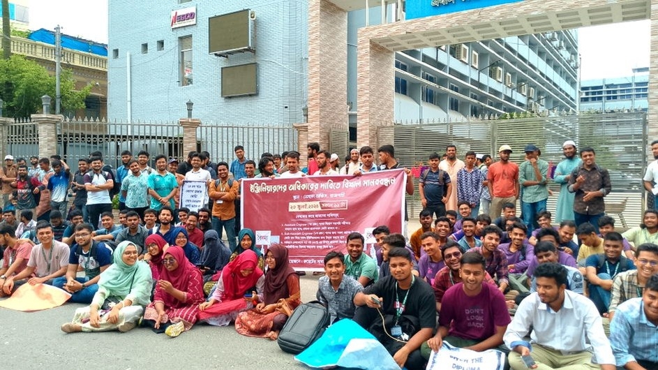 ৩ দফা দাবিতে নেসকো ঘেরাও করে রুয়েট শিক্ষার্থীদের বিক্ষোভ