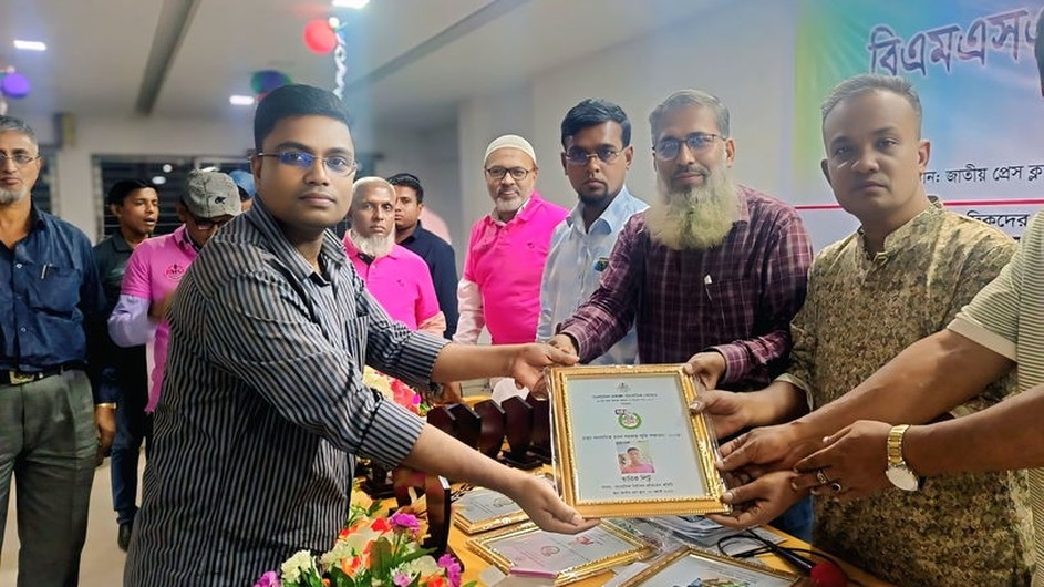 ‘রতন সরকার স্মৃতি পদক’ পেলেন উপকূলের সাংবাদিক তারিক লিটু