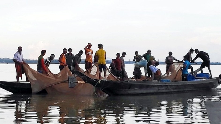 অবৈধ মৎস্য শিকারিদের কবলে হাকালুকি হাওর