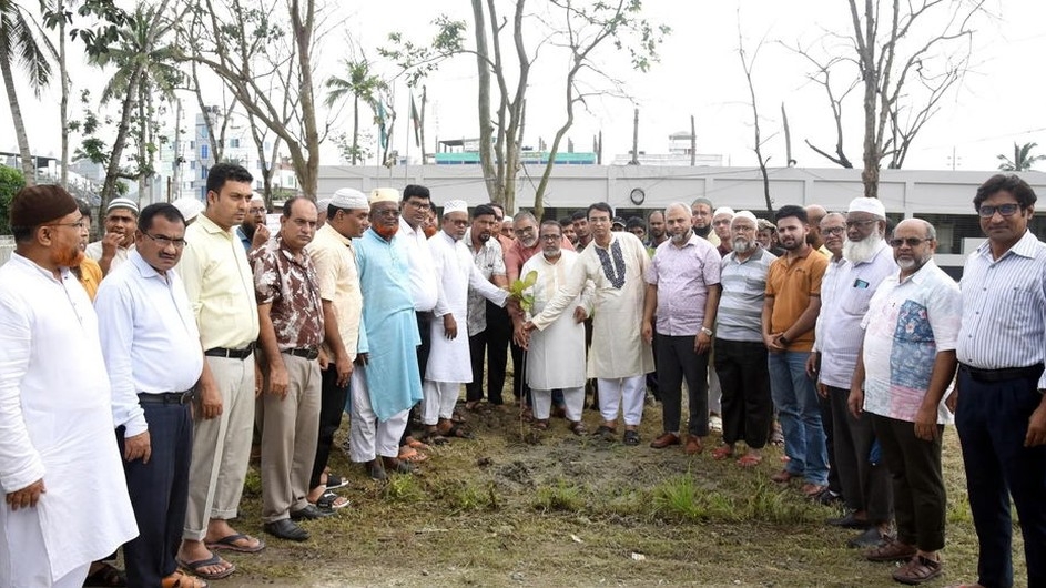 খুবিতে শহিদ মীর মুগ্ধ’র স্মরণে অফিসার্স কল্যাণ পরিষদের দোয়া ও বৃক্ষরোপণ
