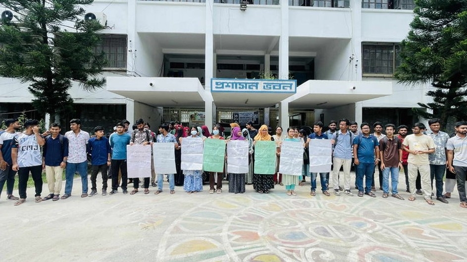 ইবিতে সাংবাদিকদের ওপর হামলার প্রতিবাদে শিক্ষার্থীদের মানববন্ধন