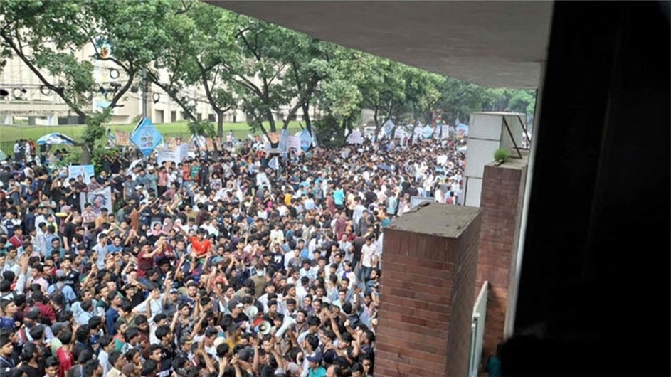 সচিবালয়ের সামনে এসএসসিতে অকৃতকার্যরা, সব গেট বন্ধ