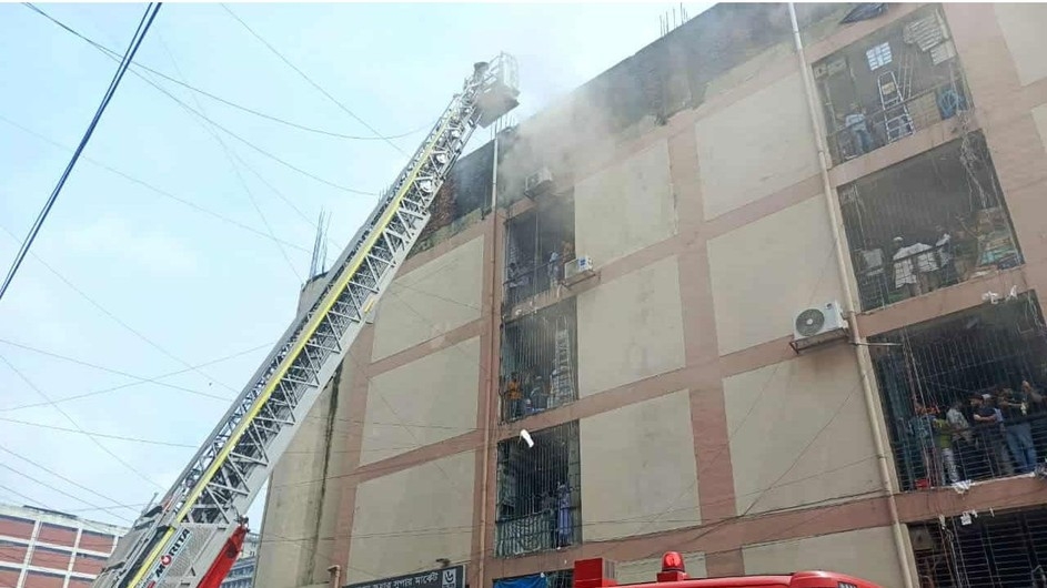 সুন্দরবন স্কয়ার মার্কেটের আগুন নিয়ন্ত্রণে