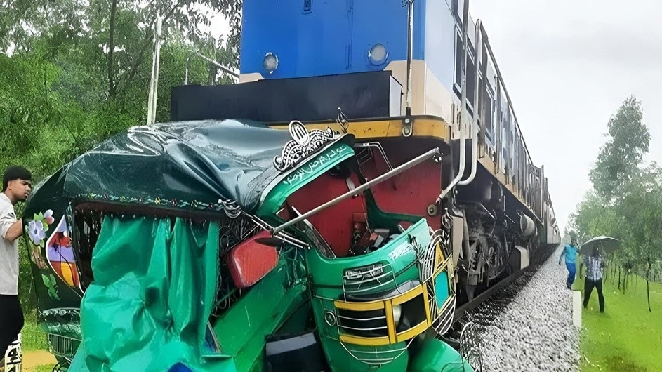 রামুতে অটোরিকশায় ট্রেনের ধাক্কা, নিহত বেড়ে ৫