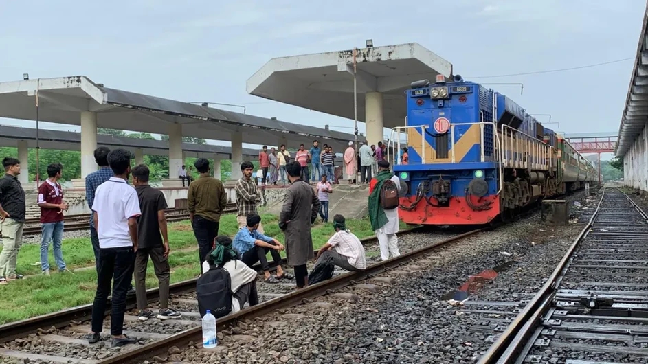 সরকারের বরাদ্দের বিশেষ ট্রেন পছন্দ না হওয়ায় বিক্ষোভ
