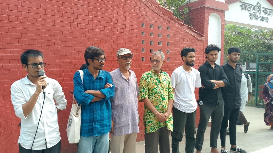 অরক্ষিত ফুটপাত, আ'শ'ঙ্কা'জনক অবস্থায় হাসপাতালে রাজশাহী কলেজের শিক্ষার্থী