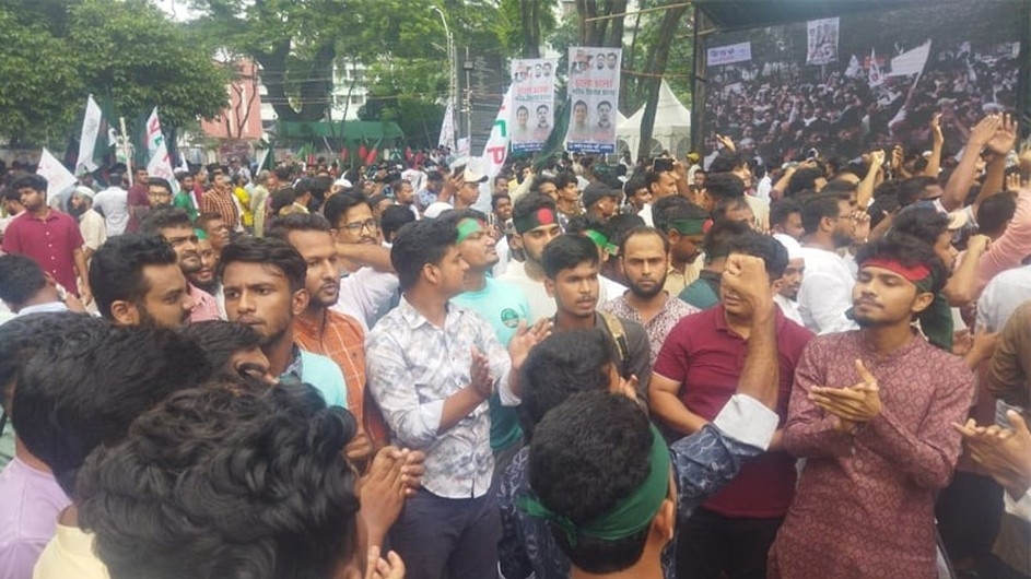 শহীদ মিনারে জড়ো হচ্ছেন এনসিপি নেতা-কর্মীরা, প্রস্তুত মঞ্চ