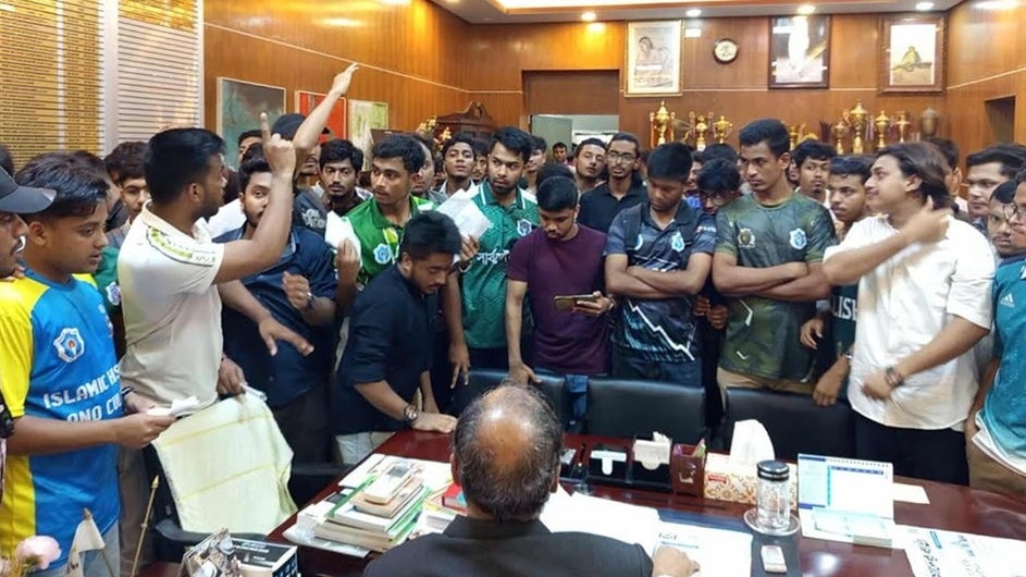 নিজ ক্যাম্পাসে পরিক্ষা আয়োজনের দাবিতে সাত কলেজ শিক্ষার্থীদের স্মারকলিপি