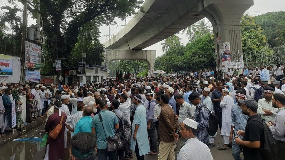 রাজধানীতে সড়ক অবরোধ করে শিক্ষকদের বিক্ষোভ, যানজটে ভোগান্তি চরমে
